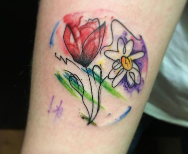Margaridas em aquarela com tatuagem de tulipas no antebraço 