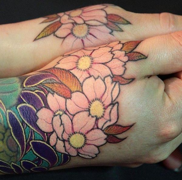 Tatuagem de flor de cerejeira por lado 