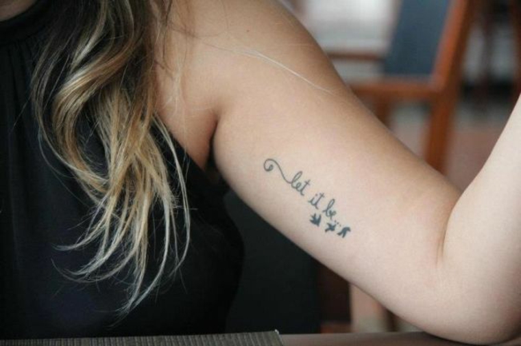 frases positivas do braço tattooed 