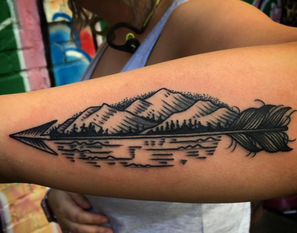 Desenho de tatuagem de seta abstrata no antebraço