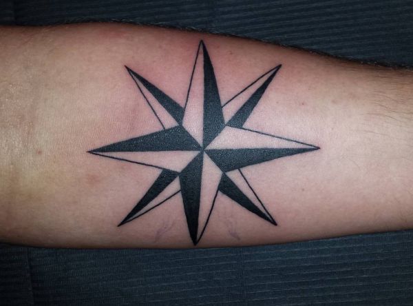 Homem, com, polaco, estrela, tatuagem, ligado, antebraço, preto branco 