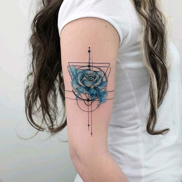 tatuagem de rosa azul no braço 