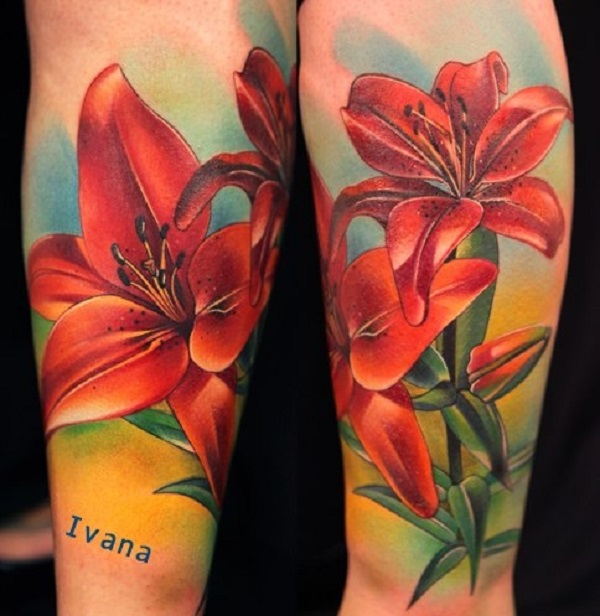 Um lírio colorido vibrante flores tatuagem no antebraço 