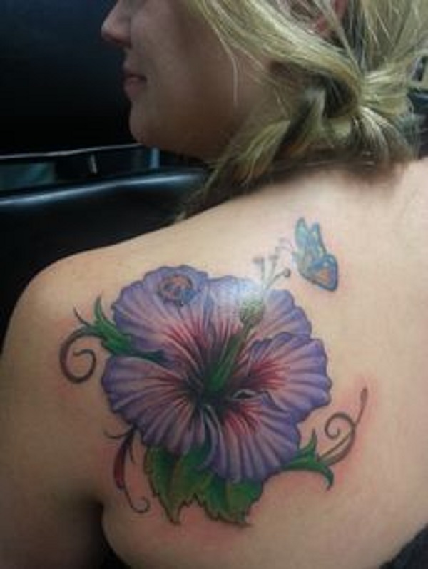 Tatuagem de flor de hibisco com uma linda borboleta 