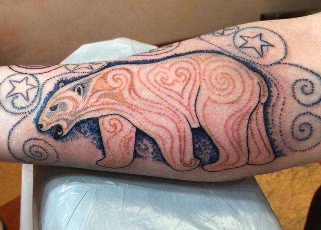 Urso polar com desenho de tatuagem de estrela no antebraço 