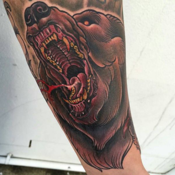 A tatuagem de urso selvagem na perna 