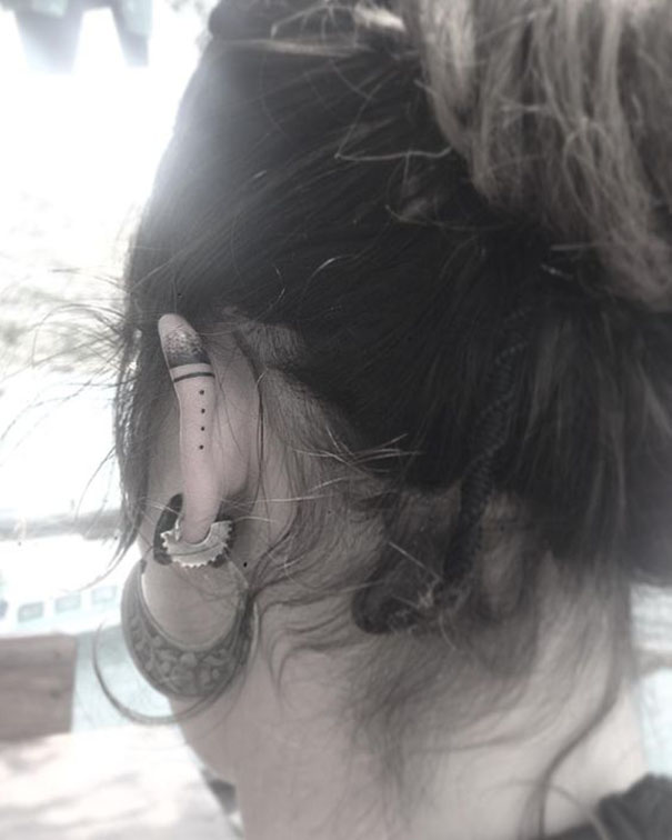 tatuagem de mulheres atrás da orelha