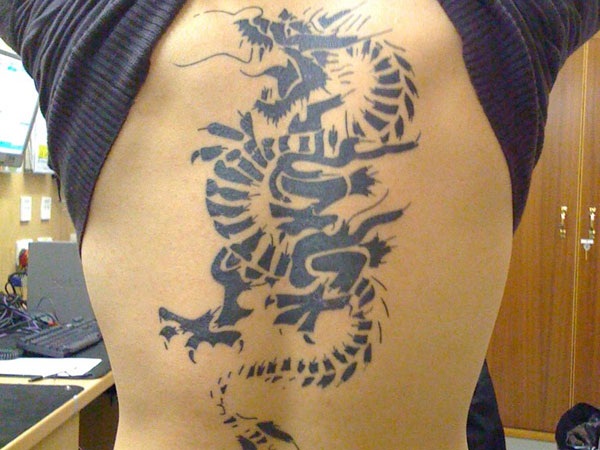 Desenhos de tatuagem de dragão para mulheres e homens 