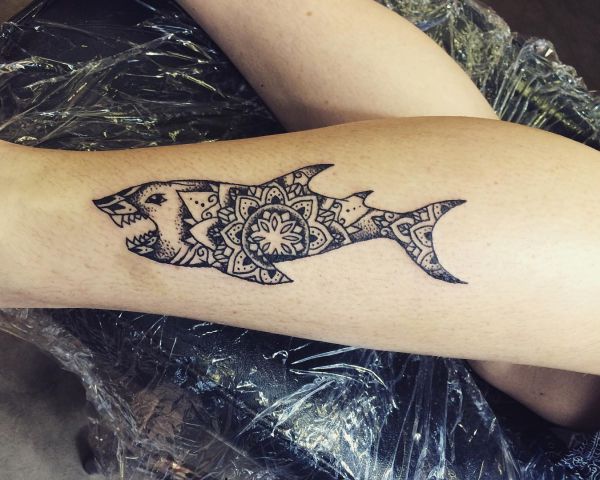 Tatuagem de tubarão tribal na parte inferior da perna 