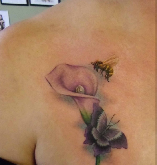 Borboleta com lírio de calla e uma tatuagem de abelha voadora 
