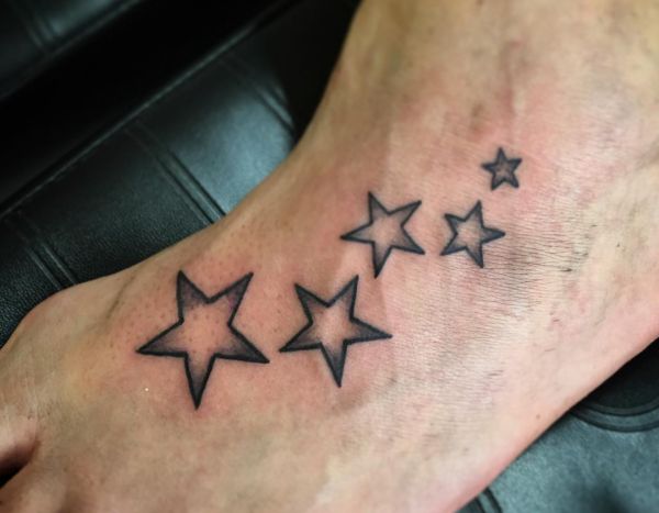 Estrelas tatuagem desenho no pé 