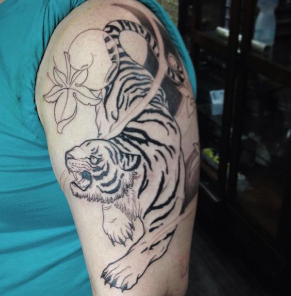 Design de tigre na parte superior do braço preto e branco 
