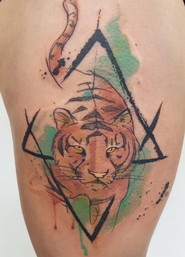 Tatuagem de tigre aquarela na coxa 