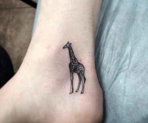 Desenho de tatuagem de girafa no tornozelo 