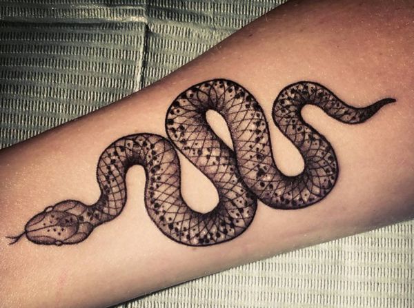 Tatuagem de cobra no braço 