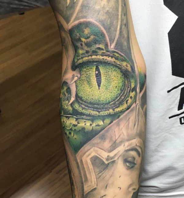 Design de tatuagem de olho de crocodilo no braço 