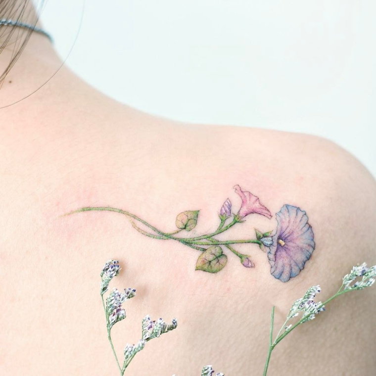 pequeno tatu com flores 