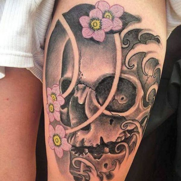 Crânio japonês e design de tatuagem de flor na coxa 