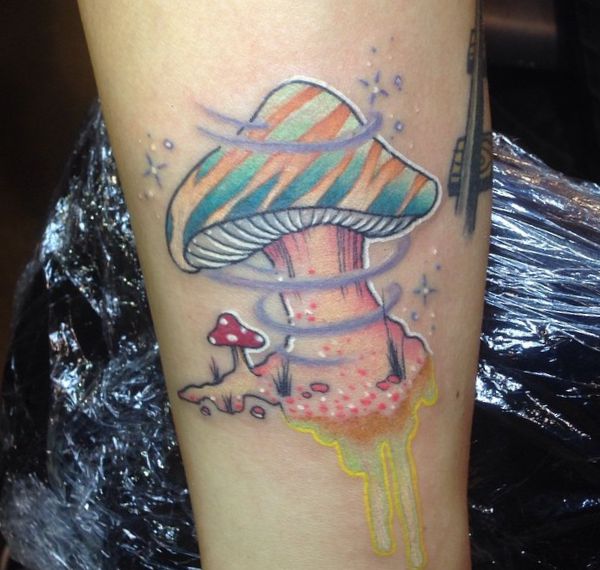 Desenho de tatuagem de cogumelo aquarela na parte inferior da perna 