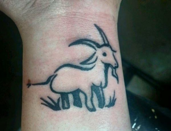 Desenho de tatuagem de cabra no pulso 