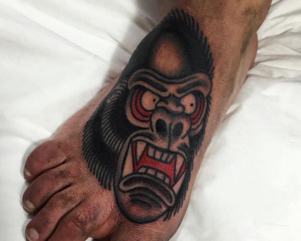Gorilla head tattoo design no pé 