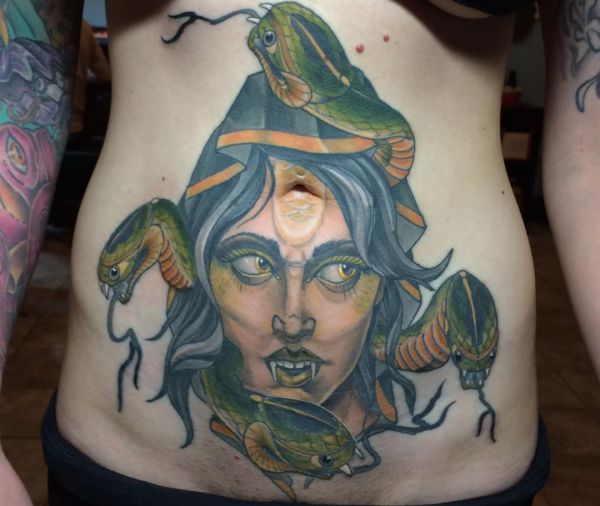 Tatuagem de Medusa na barriga 
