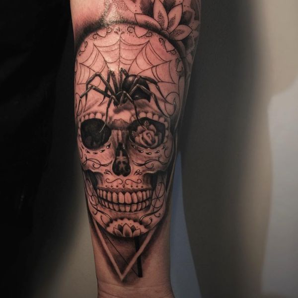Crânio de aranha e açúcar realista tatuagem no braço 