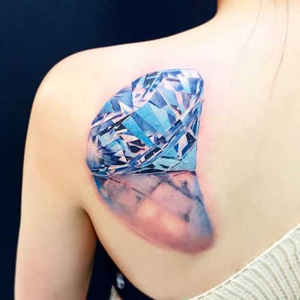 Tatuagem de diamante chique no ombro 