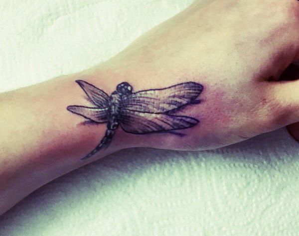 Tatuagem de libélula no pulso fora 