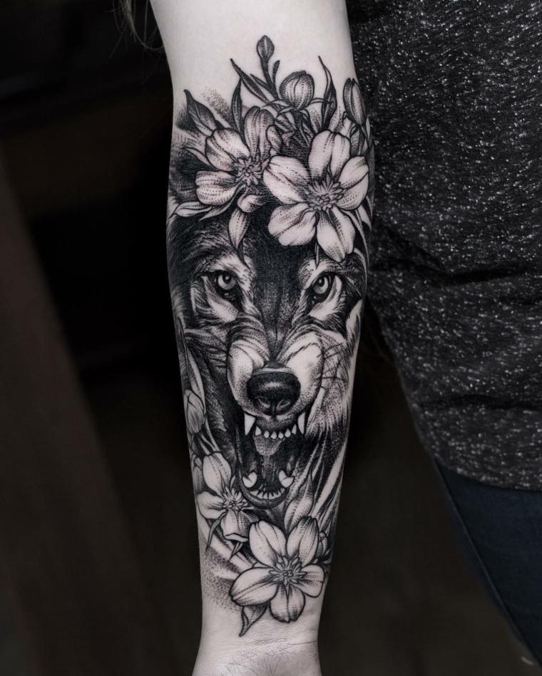 lobo-tatuagens-mão-flores-design 