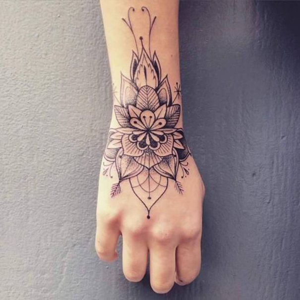 Idéias de tatuagem de mão em negrito 