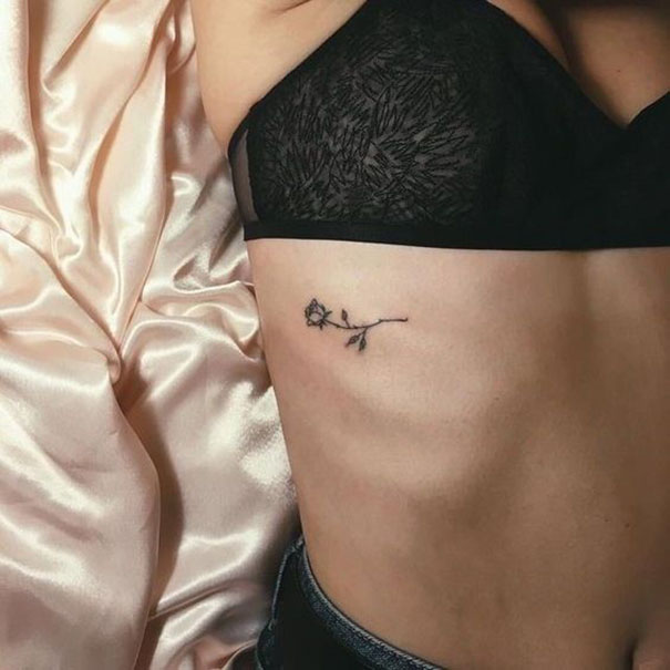 tatuagem de mulheres na costela