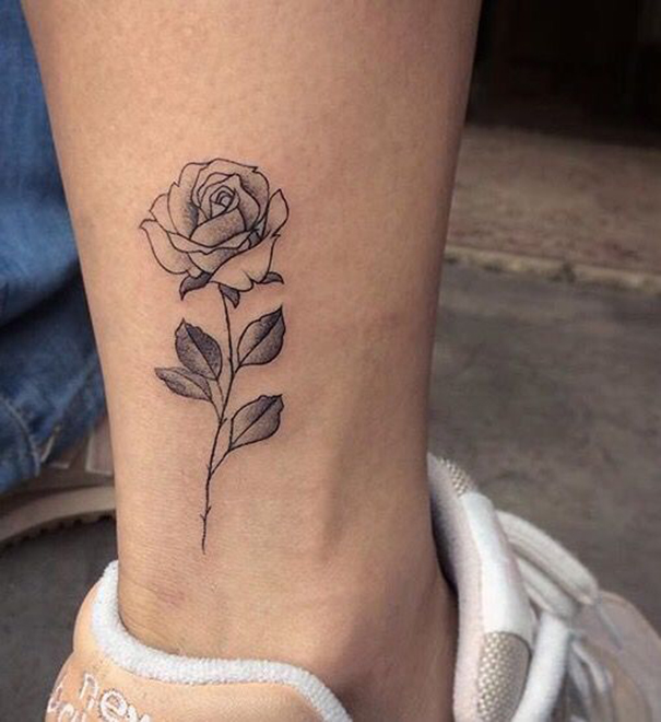 tatuagem de flores a pé 