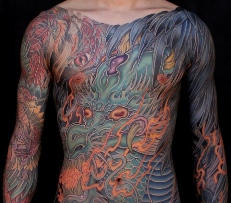 dragão tatuado em todo o corpo 