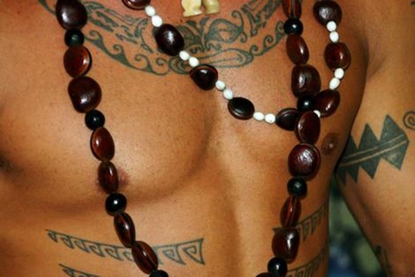 Tahiti macho com decoração e tatuagens 