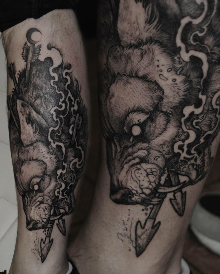 tatuagem-mão-lobo-flechas-design-moderno 