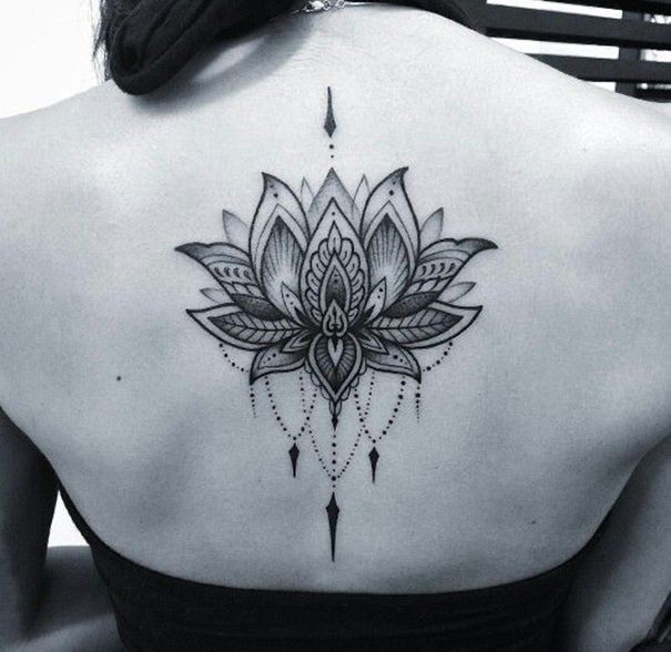 tatuagem de flor de lótus nas costas 