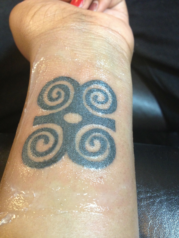 tatuagem símbolo força africana 