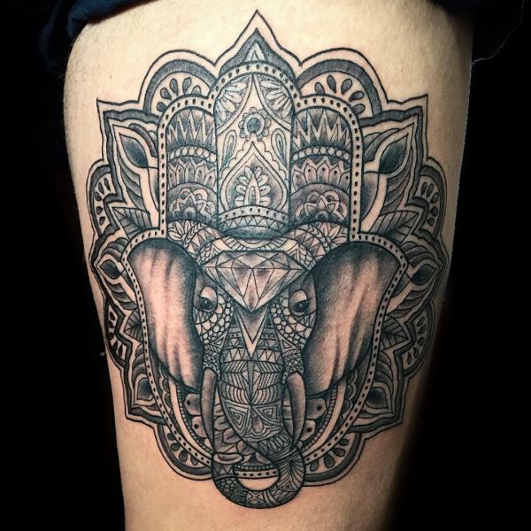 Mandala Hamsa mão e elefante design na coxa 