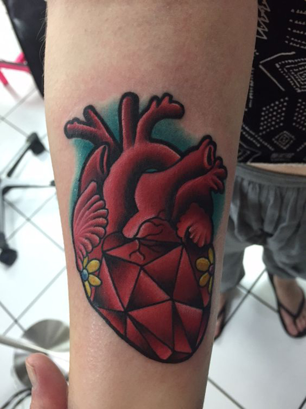 tatuagem de coração no braço 