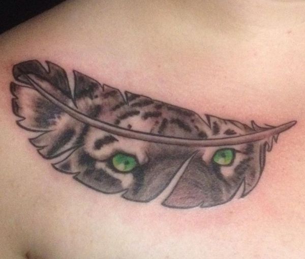 Desenho de tatuagem de tigre e penas 