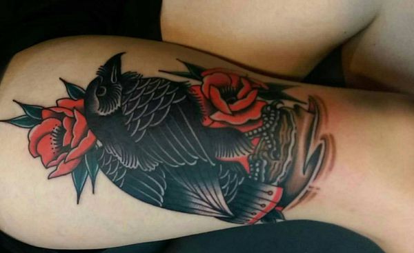 Corvo com tatuagem de flor na perna mulher 