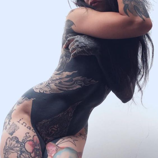 tatuagem blackwork para mulheres 