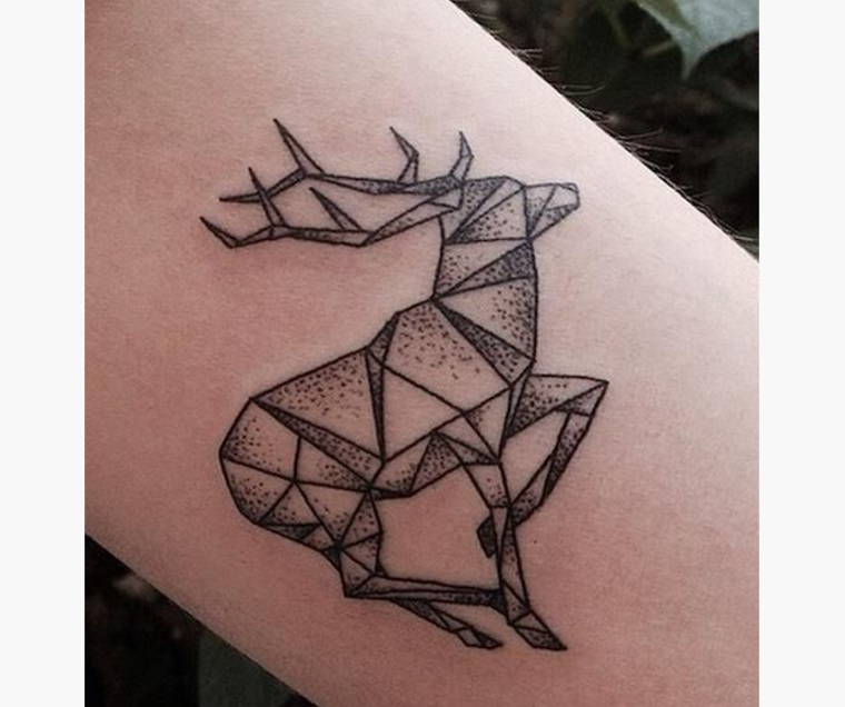tatuagem de veado geométrica 