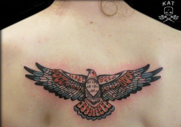Tatuagem de Horus Hawk na mulher de volta 