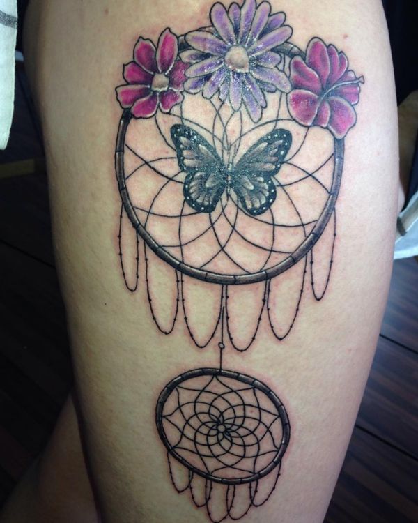 Borboleta com flores e design de apanhador de sonhos na perna 