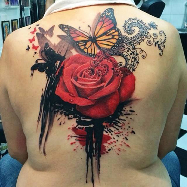 rosa com tatuagem de volta de borboleta 