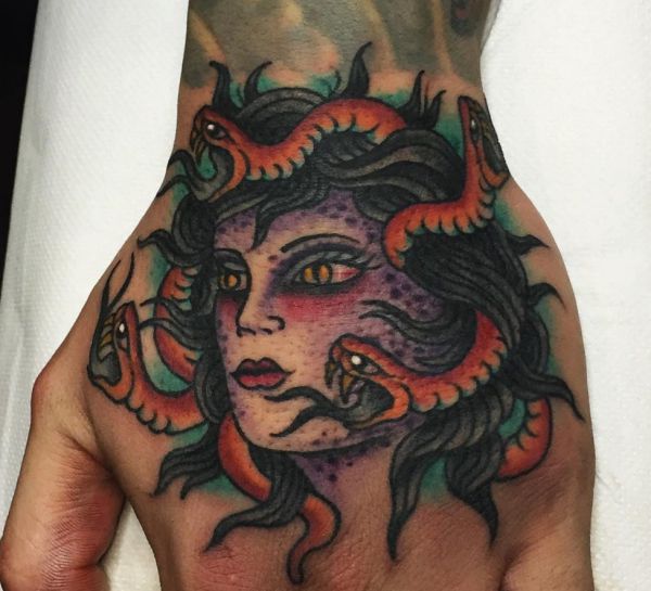 Medusa tatuagem na mão 