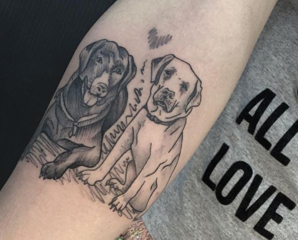 Dois cães com coração no antebraço preto e branco 