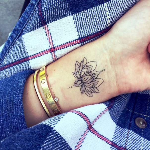 tatuagem de flor de lótus no pulso 